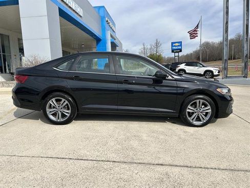 Used 2024 Volkswagen Jetta SE image 3