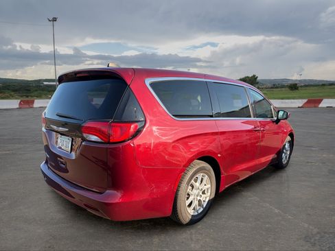 Used 2022 Chrysler Voyager LX FWD image 3