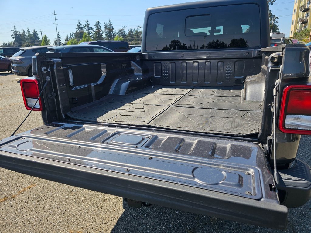 Used 2022 Jeep Gladiator Sport AWD/4WD image 15