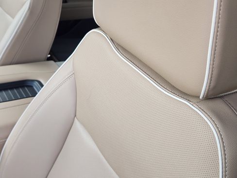 Used 2023 Chevrolet Tahoe Premier w/ Advanced Technology Package image 15