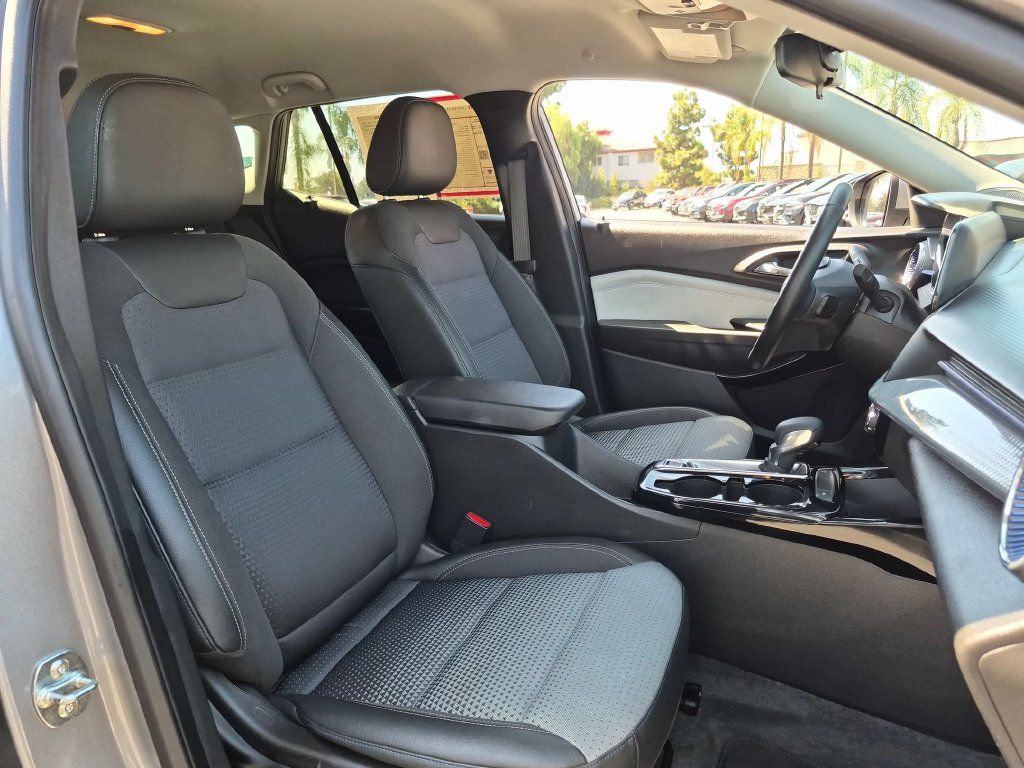 Used 2025 Chevrolet Trax LT w/ LT Convenience Package FWD image 27