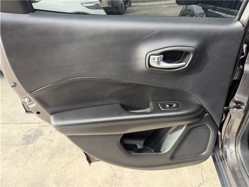 Used 2019 Jeep Compass Latitude FWD image 19
