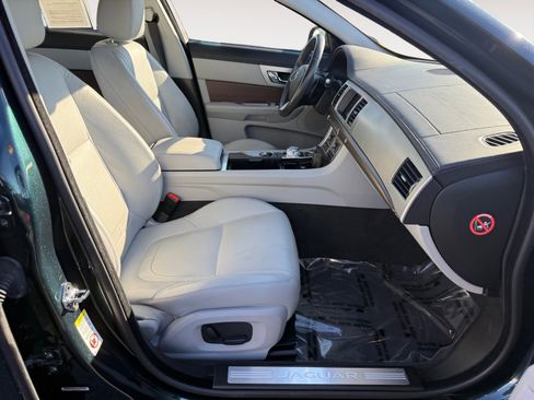 Used 2015 Jaguar XF Premium image 19