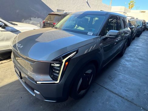 Used 2024 Kia EV9 Light RWD image 2