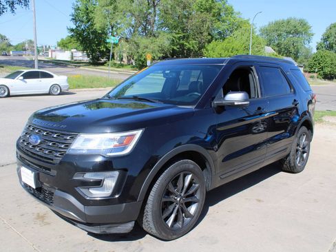 Used 2017 Ford Explorer XLT w/ XLT Technology Feature Bundle AWD/4WD image 4