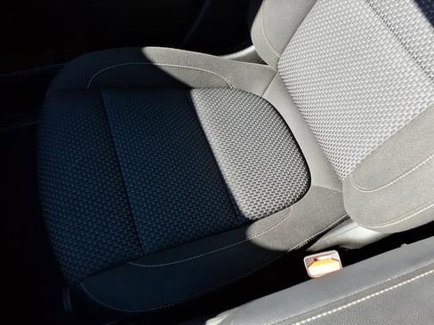 Used 2023 GMC Acadia SLE w/ Driver Convenience Package image 32