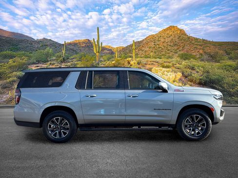 Used 2023 Chevrolet Suburban Z71 w/ Luxury Package AWD/4WD image 3