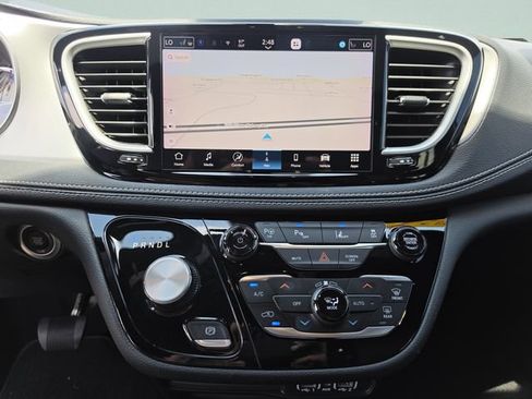 Used 2024 Chrysler Pacifica Limited w/ Uconnect Theater Family Group FWD image 34