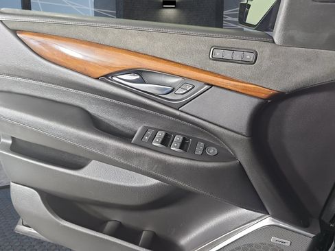 Used 2019 Cadillac Escalade Luxury AWD/4WD image 29