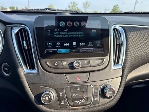 Used 2018 Chevrolet Malibu LT w/ Driver Confidence Package FWD image 9