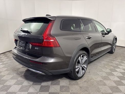 Used 2025 Volvo V60 B5 Cross Country Plus AWD/4WD image 5