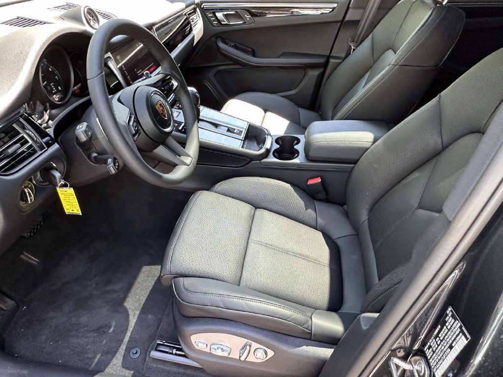 Used 2026 Porsche Macan AWD/4WD image 19