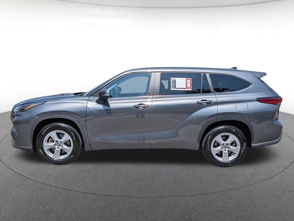 Used 2023 Toyota Highlander LE FWD image 3