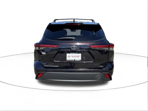 Used 2021 Toyota Highlander XLE FWD image 4