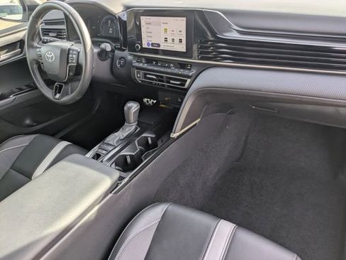 Used 2025 Toyota Camry SE image 31
