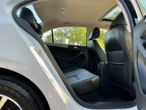 Used 2017 Volkswagen Jetta SE image 12