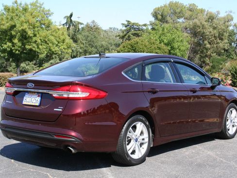 Used 2018 Ford Fusion SE w/ Fusion SE Technology Package FWD image 5