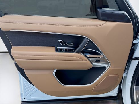 Used 2025 Land Rover Range Rover SE image 20