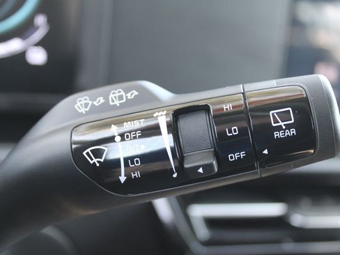 Used 2025 Kia Niro LX image 31