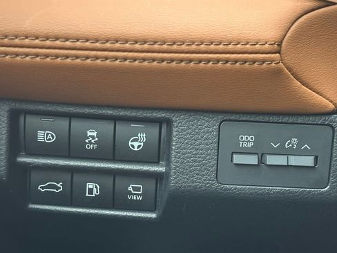 Used 2019 Toyota Avalon Limited image 20