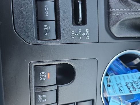 Used 2025 Toyota Highlander XLE AWD/4WD image 23