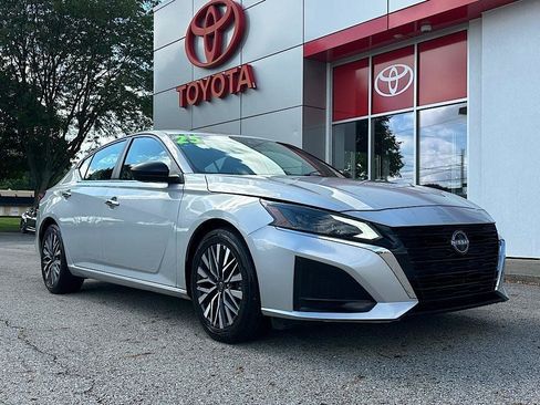 Used 2025 Nissan Altima 2.5 SV FWD image 8