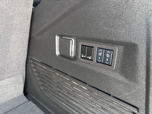 Used 2024 Chevrolet Tahoe Z71 w/ Luxury Package image 19