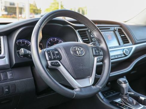 Used 2017 Toyota Highlander Limited AWD/4WD image 34