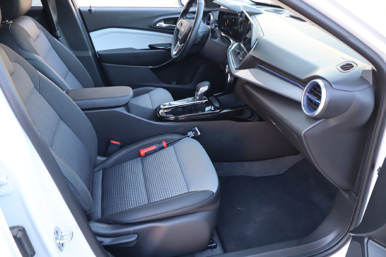 Used 2025 Chevrolet Trax LT w/ LT Convenience Package FWD image 16