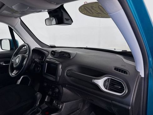 Used 2020 Jeep Renegade Latitude w/ Cold Weather Group FWD image 29