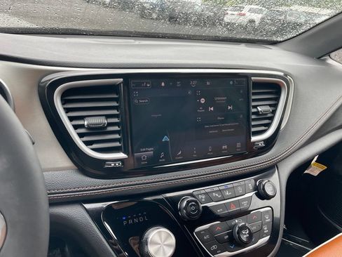 Used 2024 Chrysler Pacifica Pinnacle AWD/4WD image 13