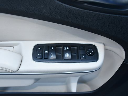 Used 2019 Chrysler 300 Touring w/ Chrome Appearance Package image 14