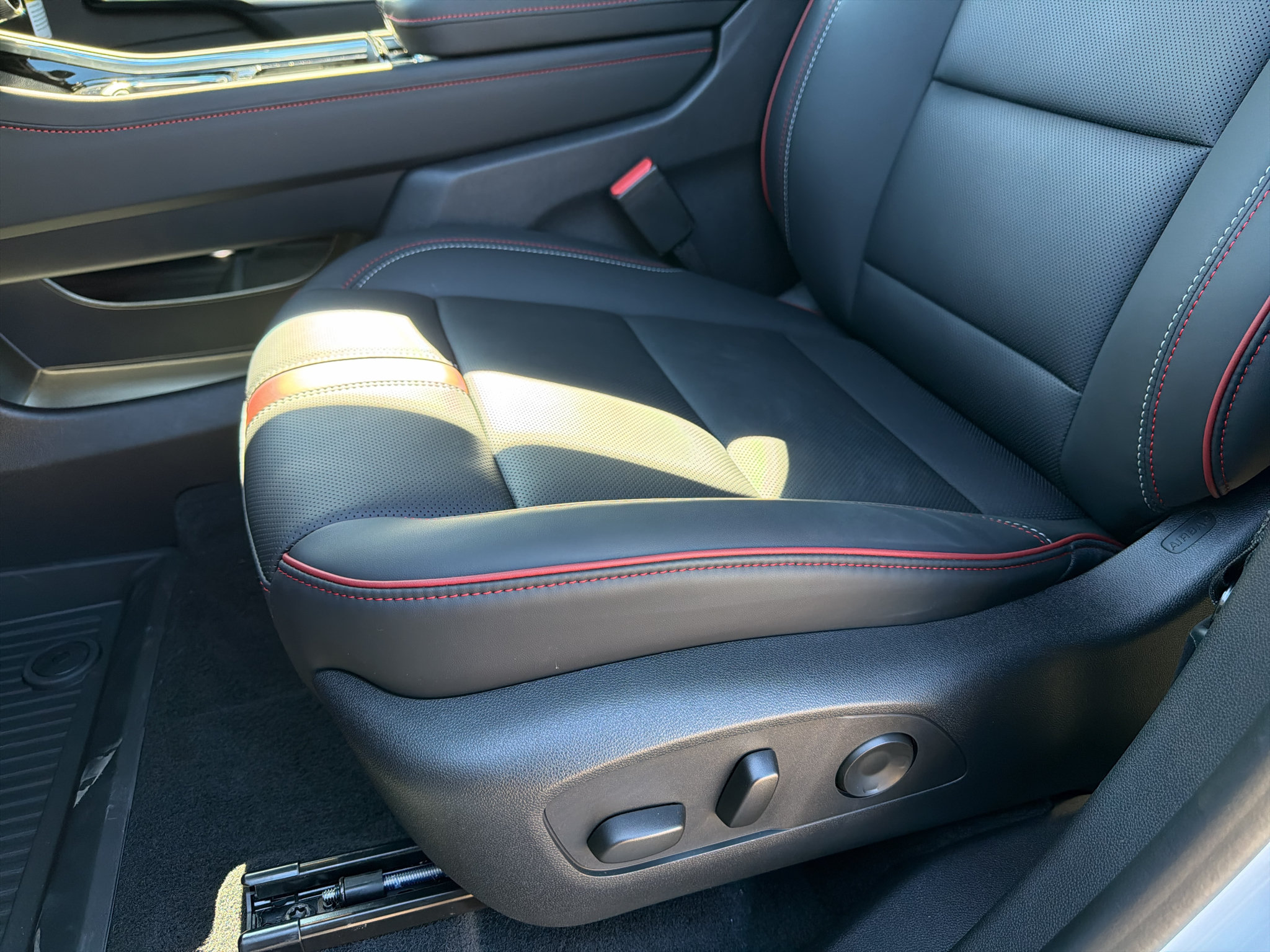 New 2027 Chevrolet Traverse RS w/ LPO, Floor Liner Package FWD image 28