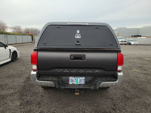 Used 2017 Toyota Tacoma TRD Off-Road image 4