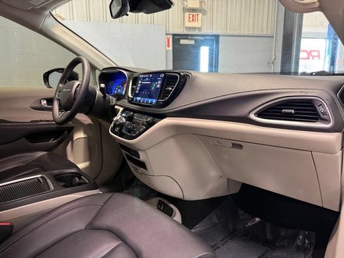 Used 2024 Chrysler Pacifica Touring-L AWD/4WD image 17