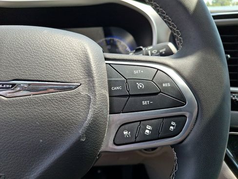 Used 2024 Chrysler Pacifica Touring-L FWD image 16