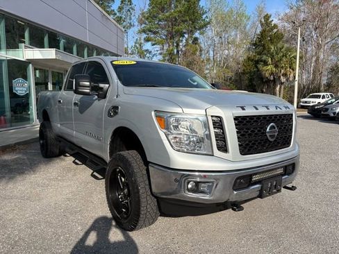 Used 2019 Nissan Titan SV w/ SV Convenience Package image 7