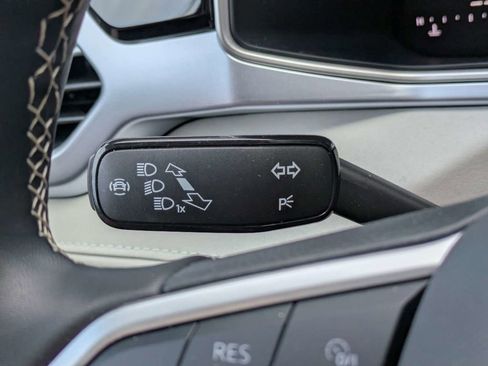 Used 2025 Volkswagen Taos SE w/ Panoramic Sunroof Package image 35