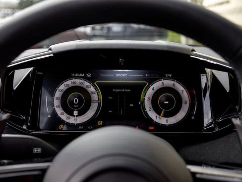 Used 2025 Aston Martin V8 Vantage Coupe image 6