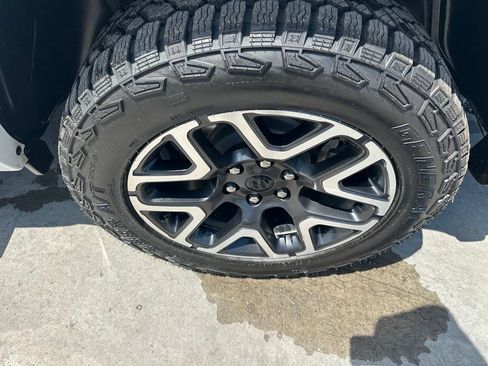 Used 2025 RAM 1500 Laramie AWD/4WD image 8