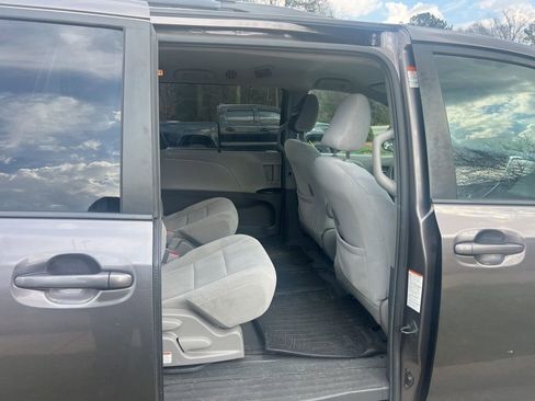 Used 2015 Toyota Sienna LE image 13