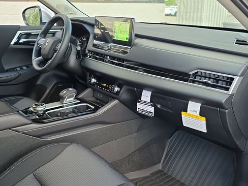 New 2026 Mitsubishi Outlander ES image 30