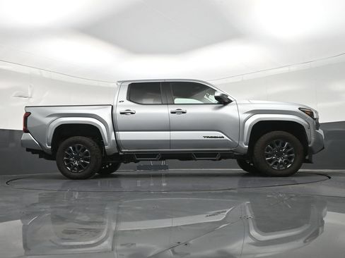 Used 2025 Toyota Tacoma SR5 AWD/4WD image 28