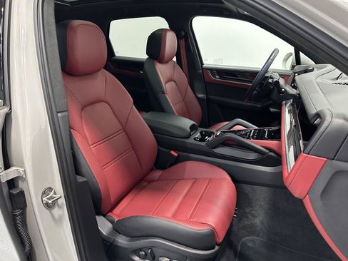 Certified 2025 Porsche Cayenne Turbo AWD/4WD image 46