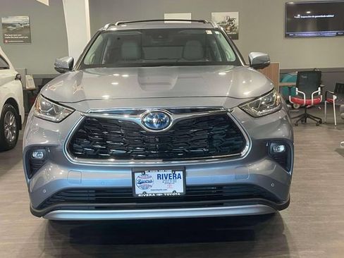 Used 2024 Toyota Highlander Platinum AWD/4WD image 4