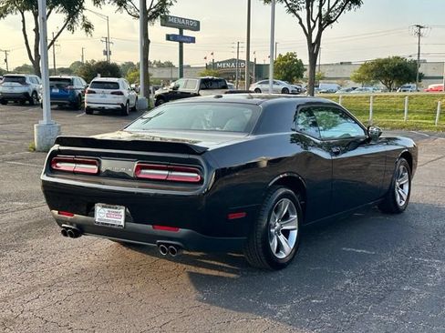 Used 2015 Dodge Challenger SXT RWD image 4