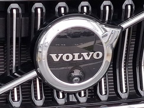 Used 2025 Volvo XC40 B5 Ultra w/ Climate Package image 33