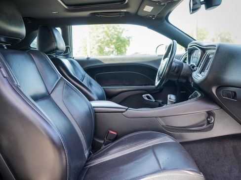 Used 2017 Dodge Challenger SXT Plus image 8