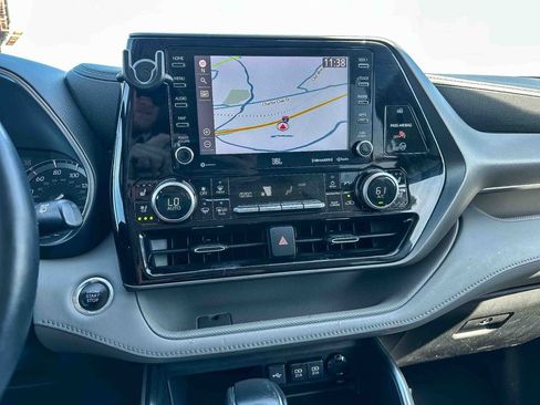 Used 2021 Toyota Highlander Limited image 32