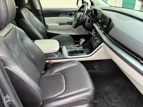 Used 2024 Kia Carnival LX FWD image 19